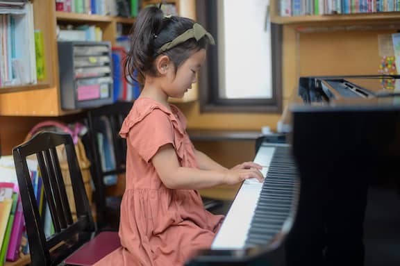 ピアノを弾く生徒